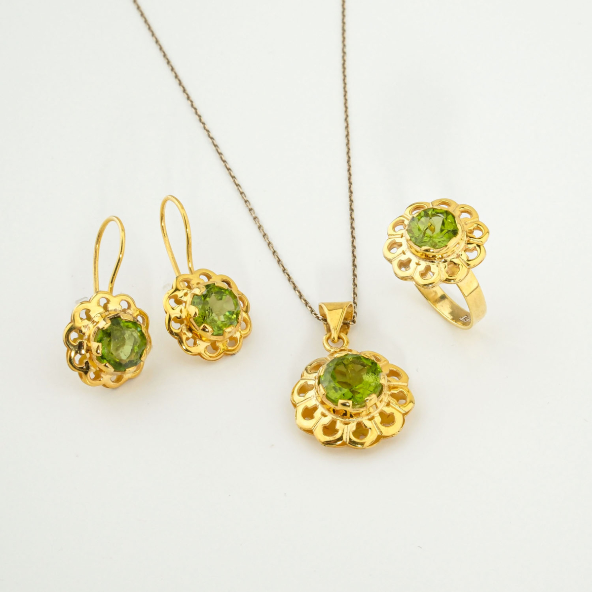 Dames sieradenset van 925 goud verguld zilver met gefacetteerde natuurlijke groene peridoot van 13,55 ct.