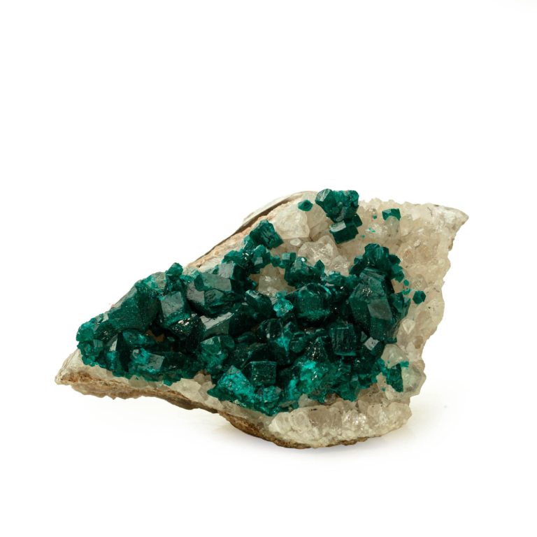 Échantillon de pierre naturelle de dioptase brute d'un vert émeraude intense.