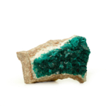 Échantillon de pierre naturelle de dioptase brute d'un vert émeraude intense.