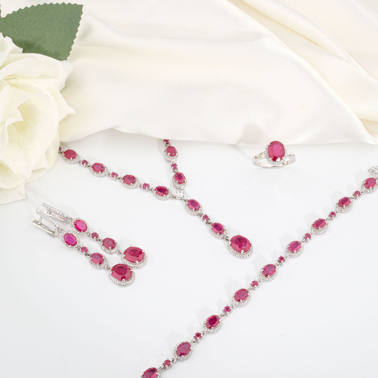 echte-rubin-naturstein-925-silber-schmuckset-damen طقم نسائي فاخر من حجر الياقوت الطبيعي الأصلي وفضة 925 يتكون من عقد وسوار وأقراط وخاتم.
