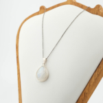 Damen Halskette aus 925 Silber mit einem 11,85ct natürlichen Mondstein Tropfen im Cabochonschliff.