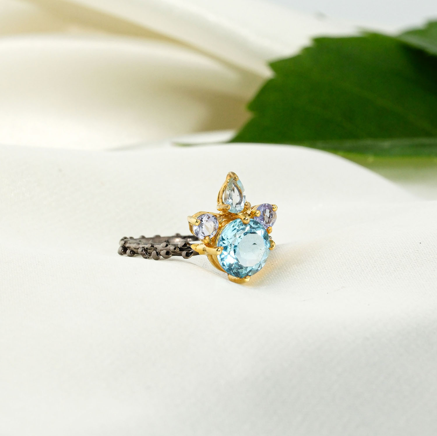 natural-blue-topaz-sapphire-gemstone-925-sterling-silver-women-crown-ring Orijinal yuvarlak blue topaz ve damla safir taşlı taç figürlü siyah-gold kaplama 925 ayar gümüş kadın yüzük.