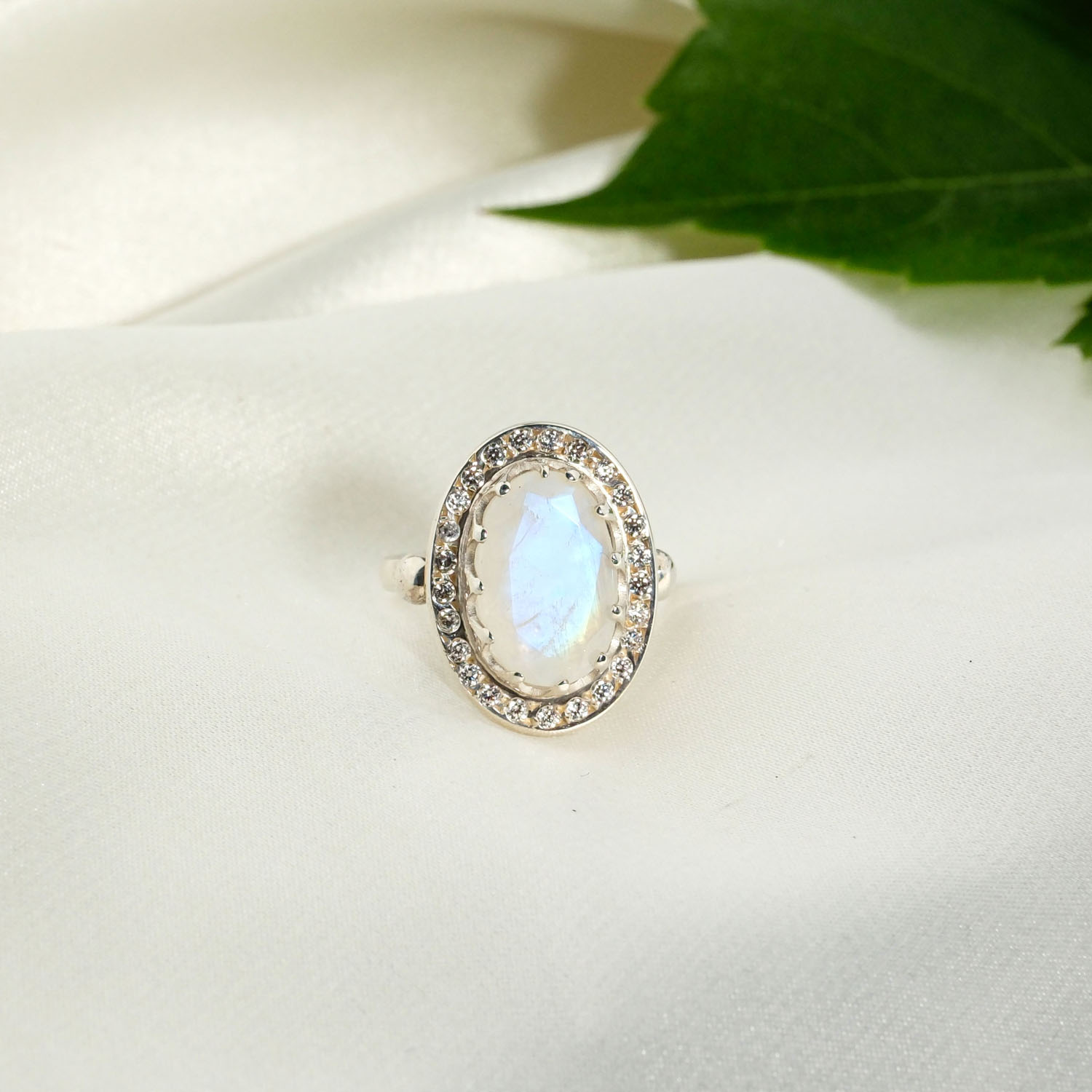natural-moonstone-gemstone-35ct-925-sterling-silver-women-ring-zircon-halo Orijinal 3,5 ct oval kabaşon kesim mavi ışıltılı ay taşlı zirkon halo çerçeveli 925 ayar gümüş kadın yüzük.