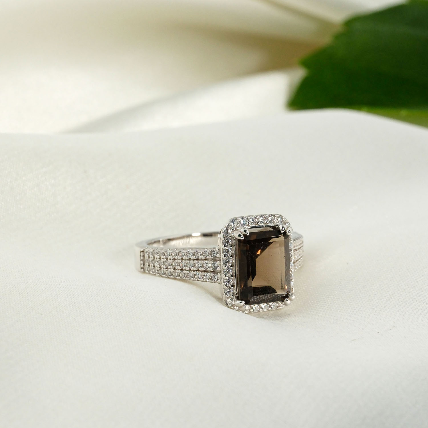 natural-smoky-quartz-gemstone-925-sterling-silver-women-baguette-ring Женское кольцо из серебра 925 пробы с натуральным дымчатым кварцем огранки багет и цирконами.