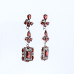 Orecchini pendenti in argento 925 con granato naturale originale taglio baguette e goccia.