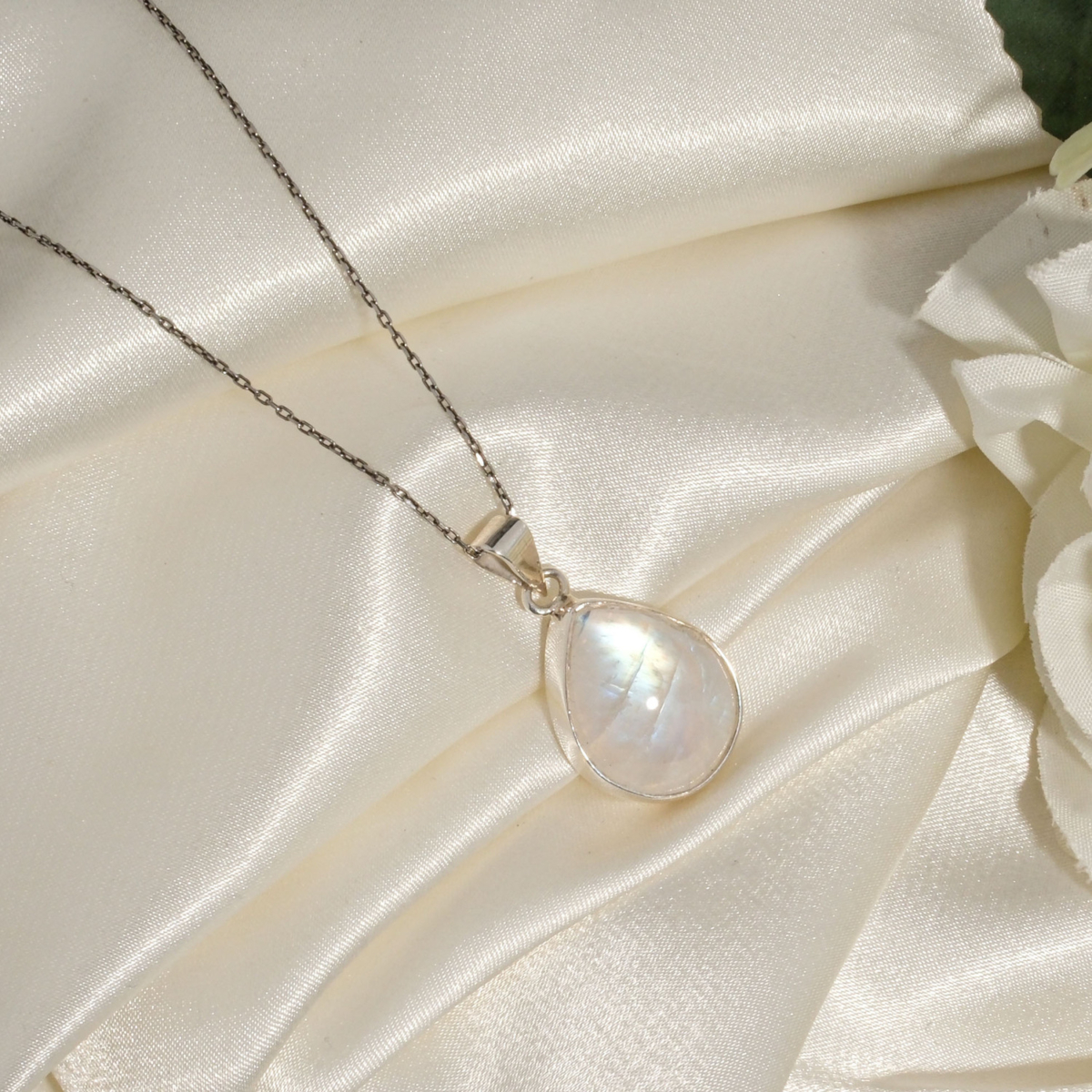 925 ayar gümüş montürlü 11,85ct damla form kabaşon kesim orijinal ay taşı doğal taş tasarım kadın kolye modeli.