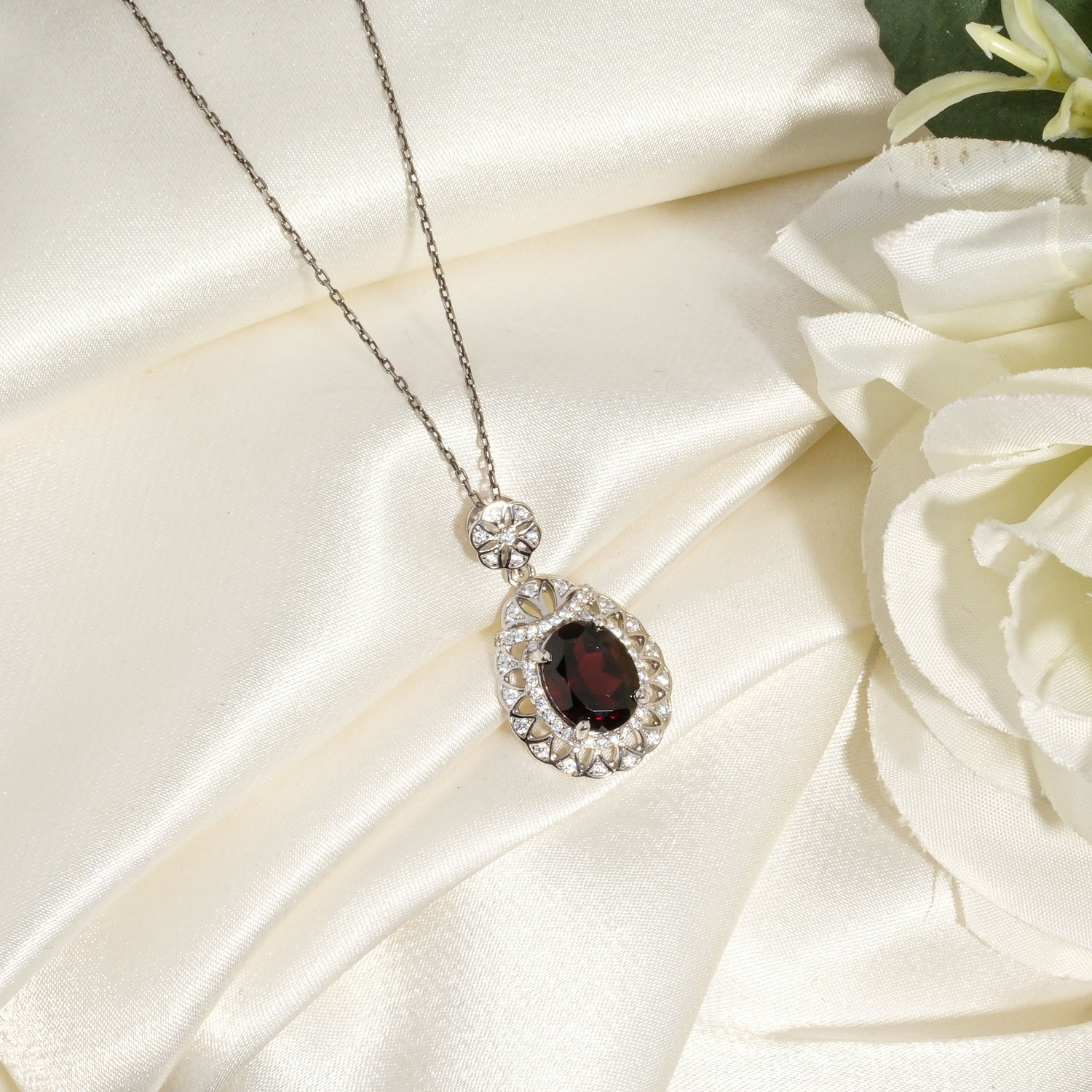 orijinal-garnet-lal-dogal-tas-925-ayar-gumus-tasarim-kadin-kolye 925 ayar gümüş montürlü oval kesim bordo kırmızı orijinal garnet lal doğal taş kadın kolye modeli.