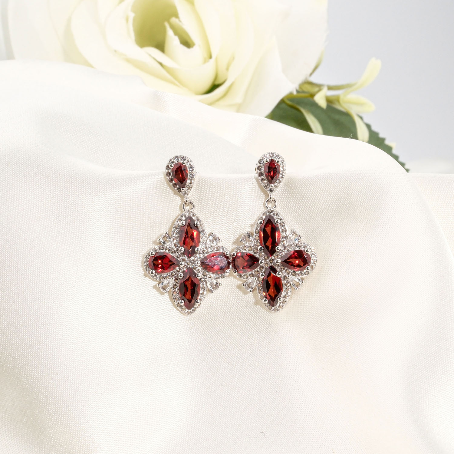 orijinal-garnet-lal-dogal-tasli-925-ayar-gumus-tasarim-cicek-kupe Boucles d'oreilles pendantes en argent 925 avec grenat naturel original en motif fleur et zircons.