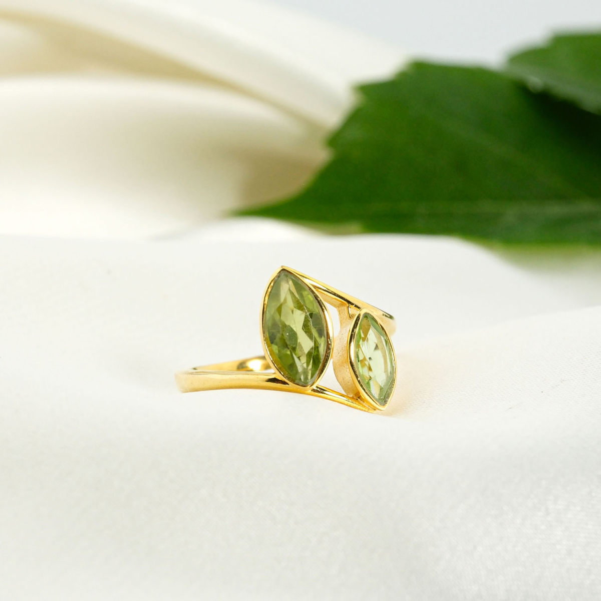 Orijinal ikili markiz faset kesim canlı yeşil zebercet peridot taşlı sıvama çerçeveli gold kaplama 925 ayar gümüş kadın yüzük.