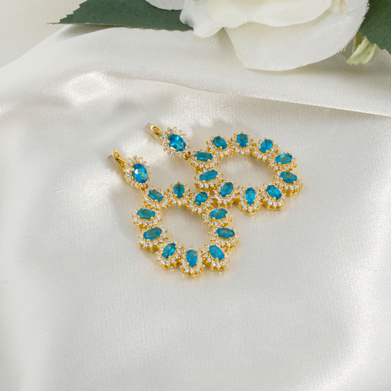 Boucles d'oreilles créoles en argent 925 plaqué or avec topaze bleue de Londres naturelle et zircons.
