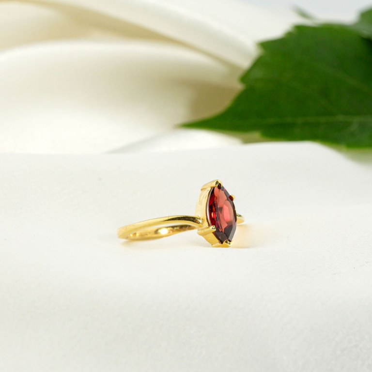 Orijinal dikey markiz faset kesim koyu kırmızı garnet lal taşlı tırnaklı gold kaplama 925 ayar gümüş kadın yüzük.
