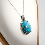 Pendentif unisex fait main en argent 925 serti d'une turquoise naturelle de Nishapur taillée en ovale avec pyrite.