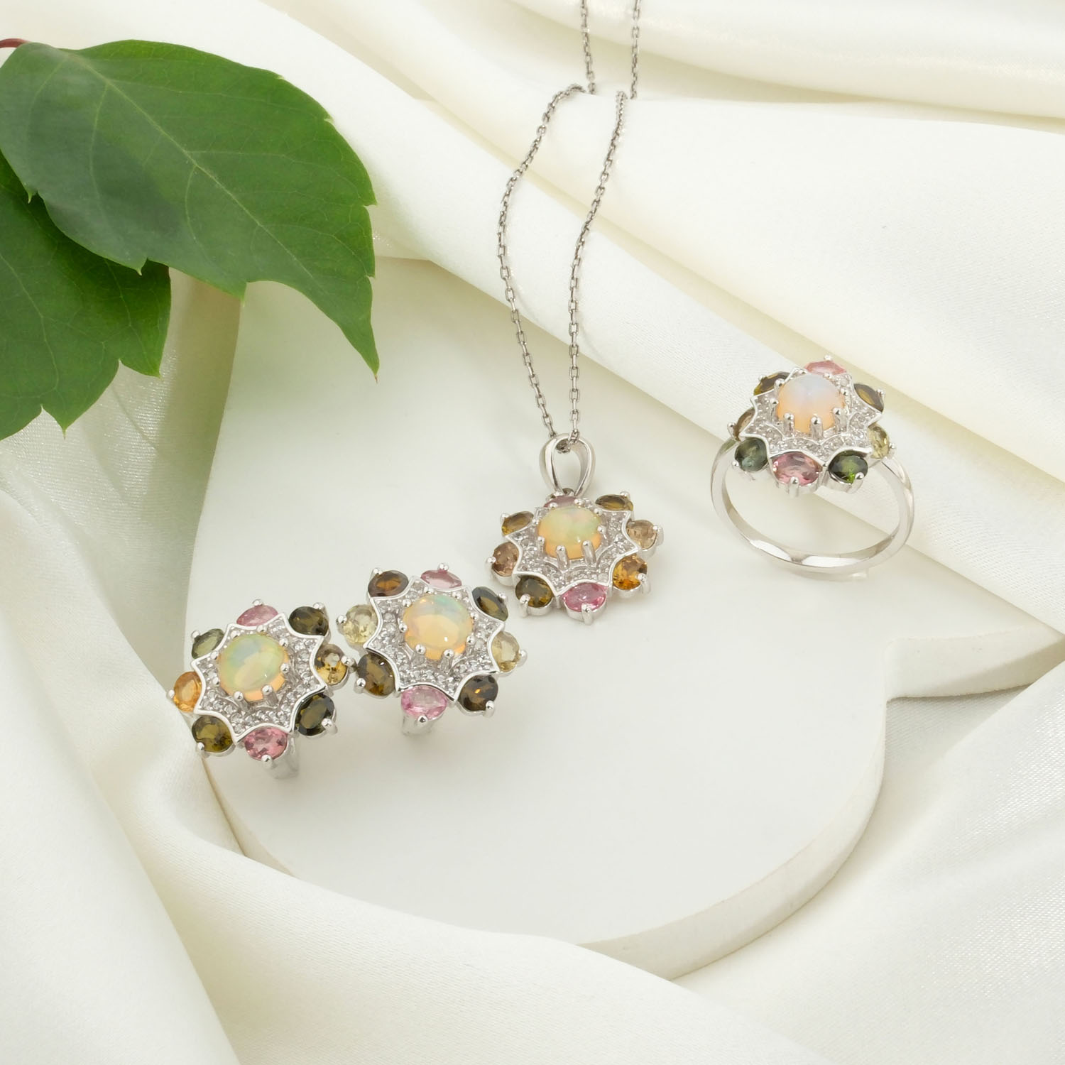 orijinal-opal-renkli-turmalin-dogal-tas-gumus-kadin-set Orijinal kaboşon opal ve renkli faset turmalin taşlı 925 ayar gümüş çiçek tasarımlı kadın takı seti.
