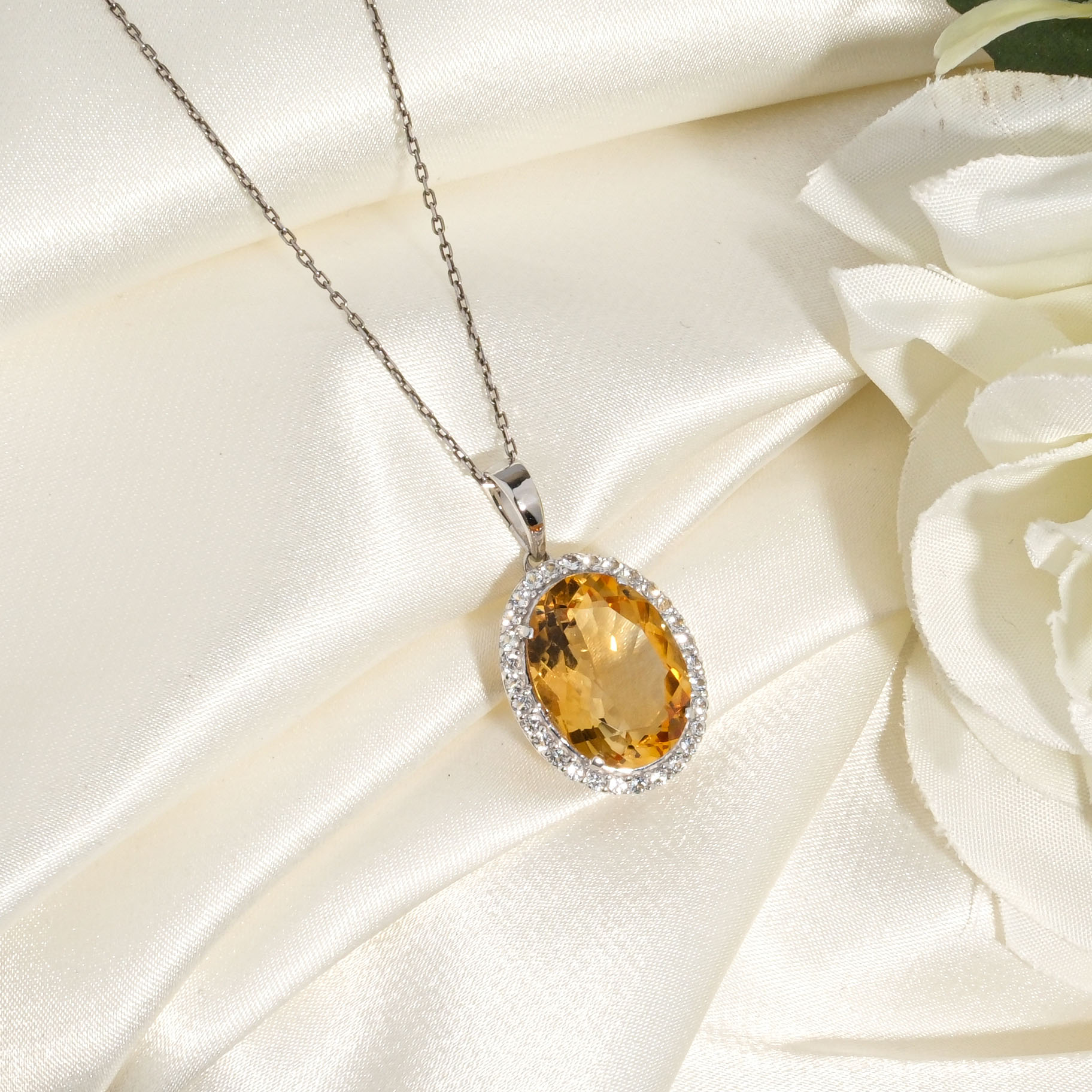 orijinal-sitrin-dogal-tas-925-ayar-gumus-tasarim-kadin-kolye 925 ayar gümüş halo montürlü oval kesim sarı orijinal sitrin doğal taş kadın kolye modeli.