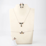 Parure de bijoux pour femme en argent 925 avec opales noires et saphirs naturels comprenant collier 45+5cm, bracelet 17+3cm, boucles et bague.