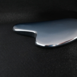 Orijinal parlak metalik kalp form terahertz doğal taş yüz ve boyun Gua Sha masaj aleti.