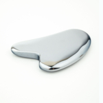 Outil de massage facial Gua Sha en forme de cœur en véritable pierre de térahertz polie.