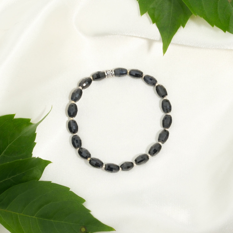 Orijinal 6x8,6 mm özel faset kesim doğal safir taşı ve 925 ayar gümüş ara parçalı esnek dizim bileklik.