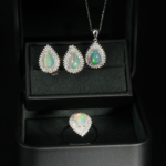 Parure de bijoux pour femme en argent 925 avec opale naturelle irisée en forme de poire et halo étincelant.