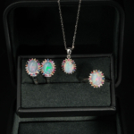 Parure de bijoux pour femme en argent 925 avec opale cabochon et halo de saphirs multicolores.