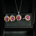 Parure de bijoux pour femme en argent 925 ornée de rubis cabochon et de saphirs multicolores étincelants.