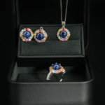 Parure de bijoux florale pour femme en argent 925 ornée de saphir bleu cabochon et de saphirs multicolores.