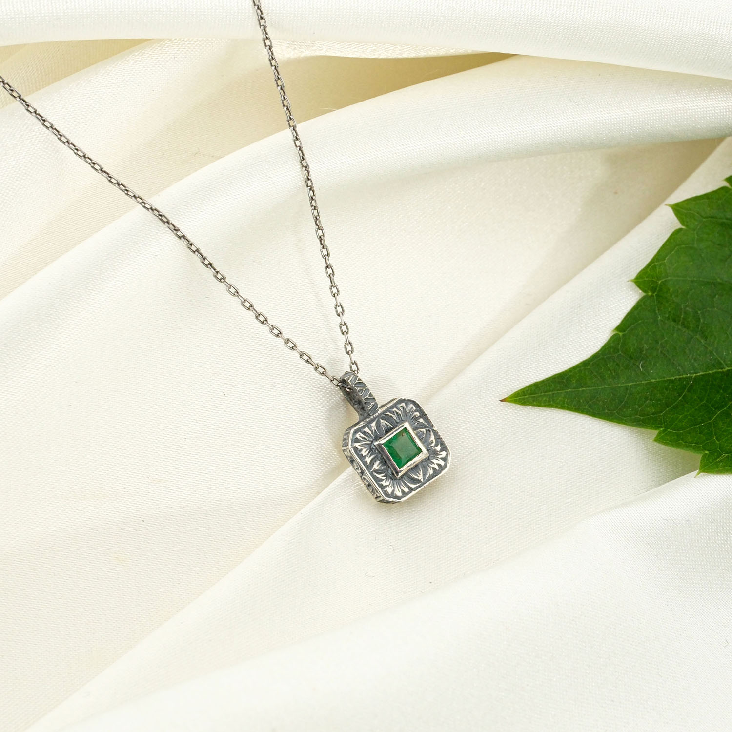 pendentif-unisex-emeraude-zambie-naturelle-argent-925-fait-main Unisex ogrlica ručni rad od srebra 925 sa prirodnim kvadratnim zambijskim smaragdom.