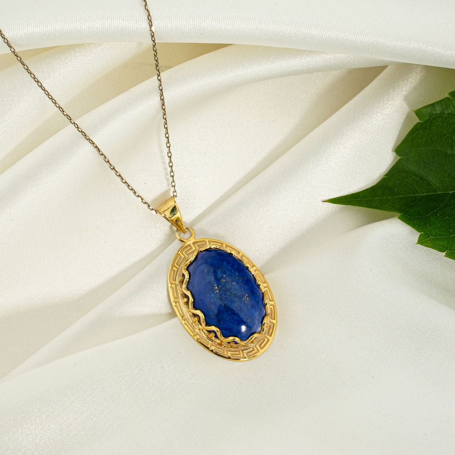 pendentif-unisex-lapis-lazuli-naturel-argent-925-dore-motif-grec Orijinal oval kabaşon kesim altın piritli lapis lazuli taşlı antik Grek labirent motifli gold kaplama 925 ayar gümüş unisex kolye.