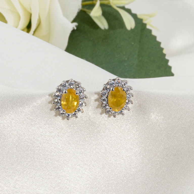 Oval kesim orijinal sarı safir doğal taş etrafı zirkon taşlı 925 ayar gümüş çivili kadın küpe modeli.