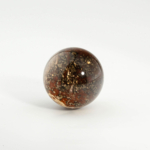 Sphère de collection en quartz jardin naturel poli avec inclusions dorées de pyrite de 3-3,5 cm.