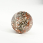 Sphère de collection en quartz jardin naturel poli avec inclusions dorées de pyrite de 5,6-6 cm.