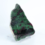 Tranche décorative brute en pierre naturelle de rubis sur zoïsite anyolite de 1366 g avec support.