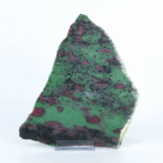 Tranche décorative brute en pierre naturelle de rubis sur zoïsite anyolite de 928 g avec support.