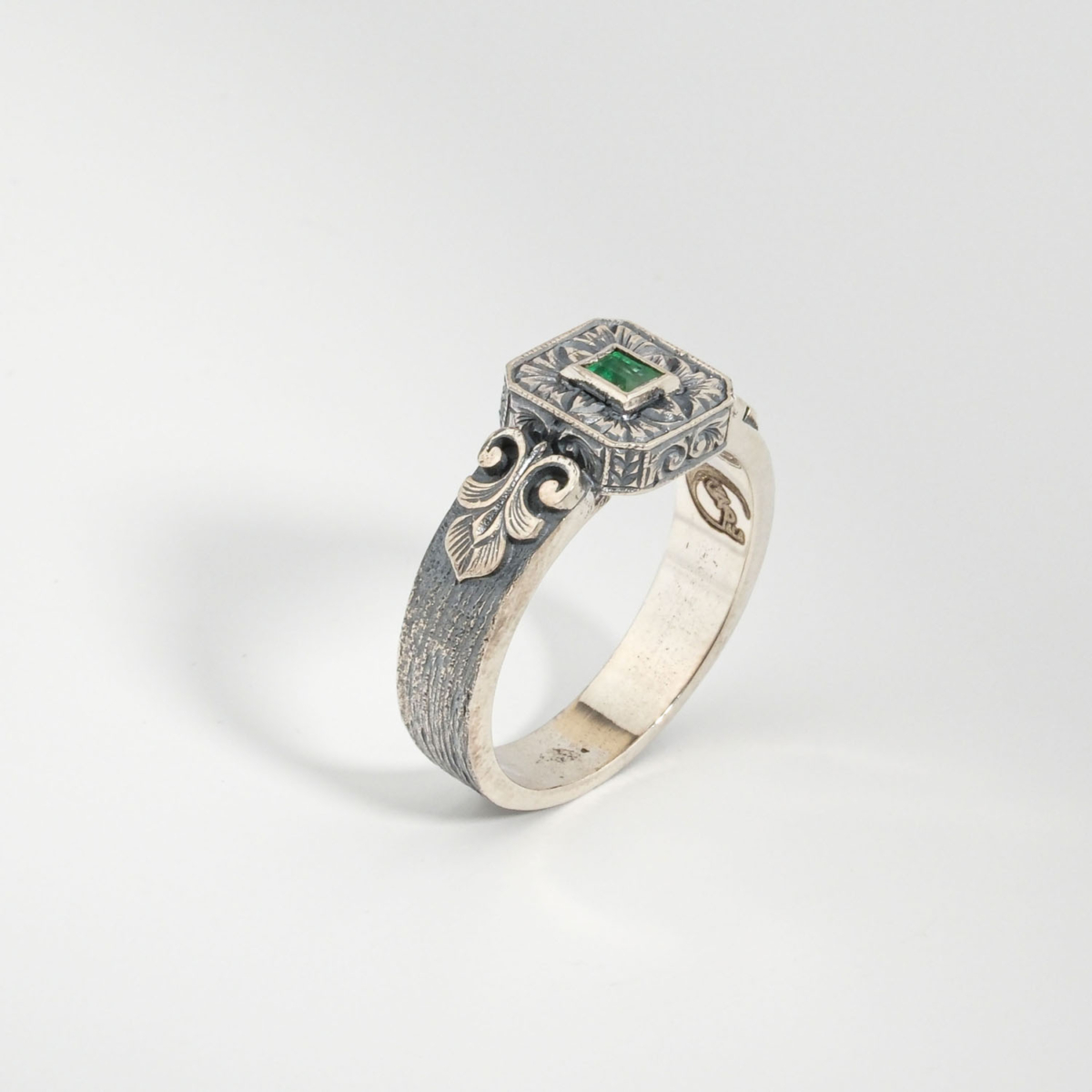 Bague unisex faite main en argent 925 sertie d'une émeraude naturelle de Zambie taillée en carré.