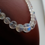 Collier ras de cou en argent 925 et pierre de lune qualité VIP avec reflets bleus.