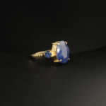 Ženski pozlaćeni tria prsten od srebra 925 sa prirodnim plavim safirom od 6.7 ct.