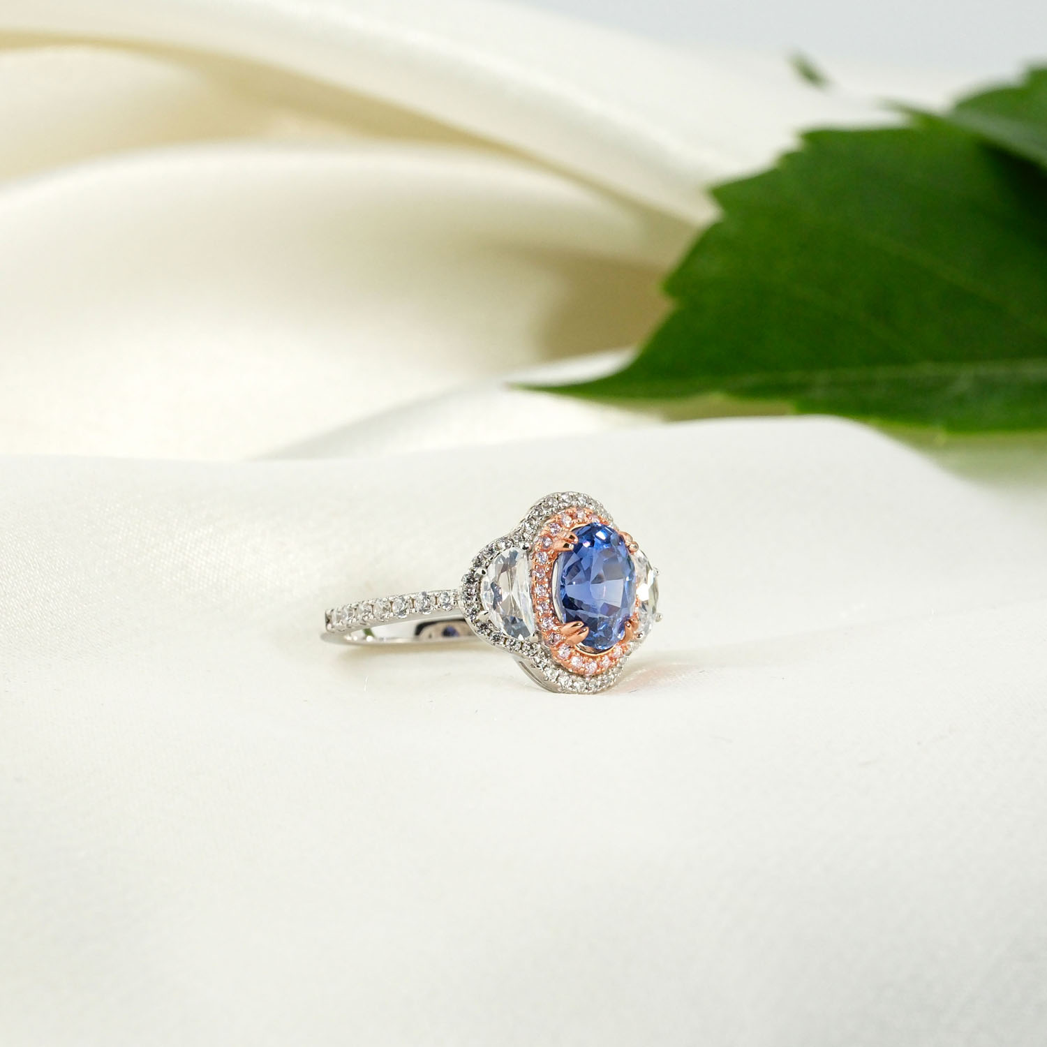 zenski-prsten-prirodni-plavi-safir-195ct-srebro-925 Женское кольцо из серебра 925 пробы с натуральным синим сапфиром 1,95 карата и розовыми цирконами.