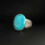 Bague pour homme faite main en argent 925 sertie d'une grande turquoise d'Arizona naturelle bleue taillée en cabochon.