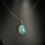 Pendentif en argent 925 fait main serti d'une turquoise naturelle de Nishapur taillée en cabochon avec veines de pyrite.