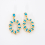 Pendientes de aro colgantes en plata de ley 925 chapada en oro con topacio azul Londres natural.