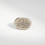 خاتم رجالي فاخر من الفضة عيار ٩٢٥ بصياغة يدوية ونقوش بارزة منقوش عليه عبارة حسبنا الله ونعم الوكيل.