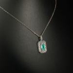 Pendentif unisex fait main en argent 925 serti d'une émeraude naturelle de Zambie taillée en baguette.