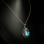 Pendentif en argent 925 fait main serti d'une turquoise naturelle de Nishapur taillée en cabochon.