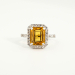 Bague de haute joaillerie pour femme en argent 925 rhodié avec citrine jaune naturelle rectangulaire et halo de zircons.