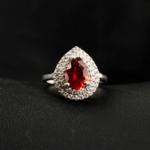 Bague de haute joaillerie pour femme en argent 925 rhodié avec grenat orange naturel poire 1,96ct et double halo de zircons.