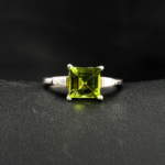 Bague de joaillerie en argent 925 rhodié avec péridot naturel taille princesse et zircons baguettes.