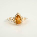 Bague de joaillerie pour femme en argent 925 plaqué or avec citrine jaune naturelle poire et zircons marquises.