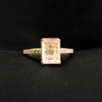 Bague de joaillerie pour femme en argent 925 plaqué or ornée d'une kunzite naturelle rose 2,80ct et anneau pavé de zircons.