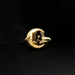 Bague de joaillerie en argent 925 plaqué or ornée d'un quartz fumé naturel ovale et moissanites jaunes.