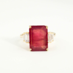 Bague de haute joaillerie pour femme en argent 925 plaqué or avec rubis naturel rectangulaire 8,93ct et zircons baguettes.